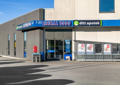 Dagligvarehandelen kan blant annet gjøres på Rema 1000 som ligger ca. 600 meter fra boligområdet, Coop Obs, Extra og Mega. Coop Obs ligger på M44 senteret i Bryne. Her finner man et rikt utvalg butikker og forretninger, samt flere spisesteder.